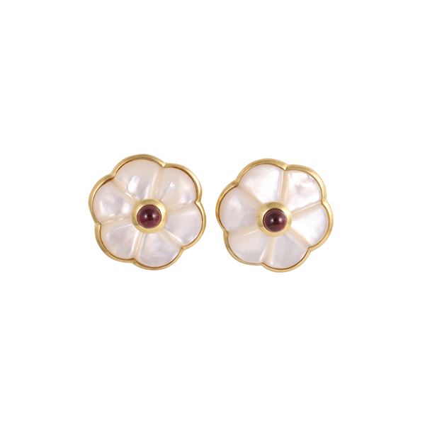 18KT GOLD EARRINGS WITH MOTHER OF PEARL AND GARNETS