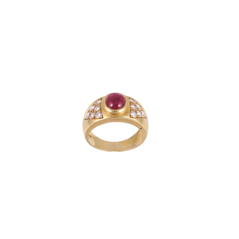 Anello in oro giallo con rubino cabochon e brillanti