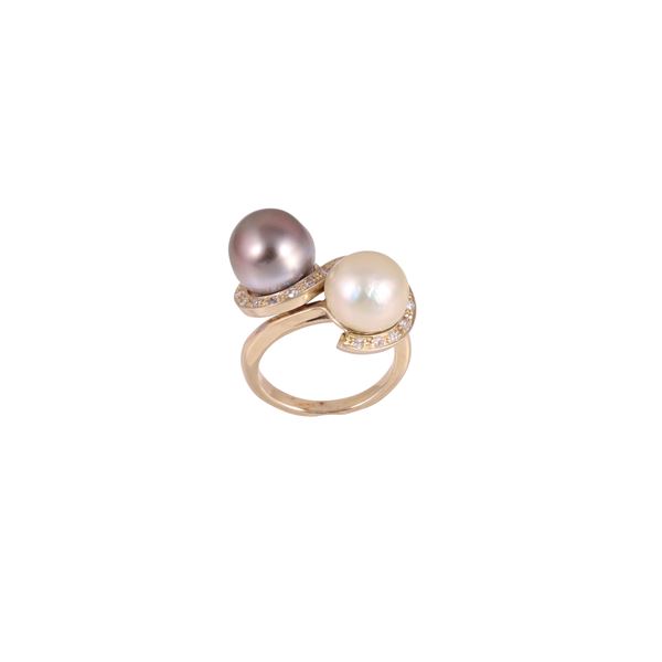 18KT GOLD RING WITH CULTURED PEARLS AND DIAMONDS