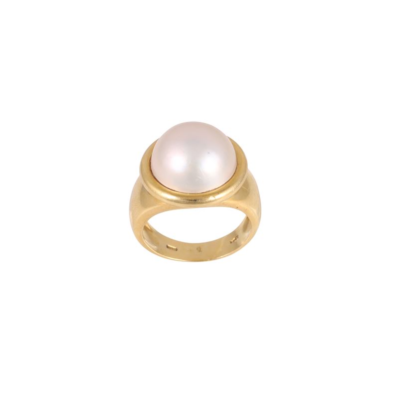Anello in oro giallo con perla mabè