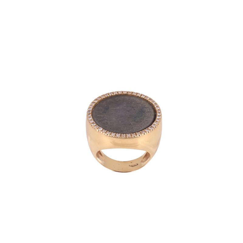 Anello chevalier in oro rosa con moneta in bronzo e brillanti