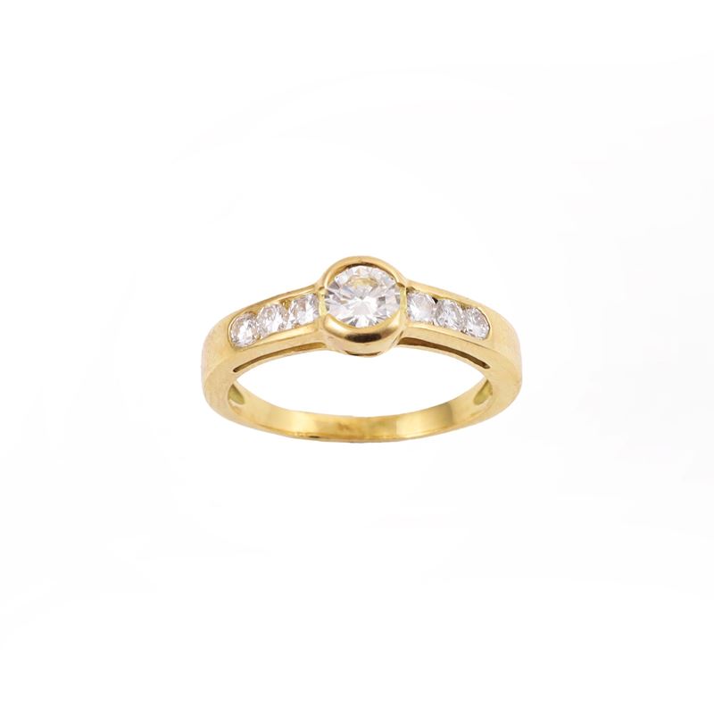 Anello in oro giallo con brillanti