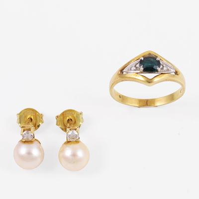 Anello con zaffiro, diamanti e orecchini con perle coltivate