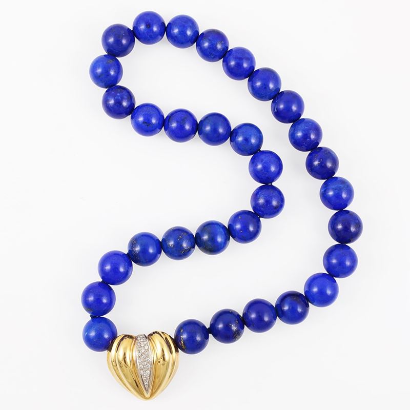 Collana in lapislazzuli con fermaglio a forma di cuore in oro giallo e bianco