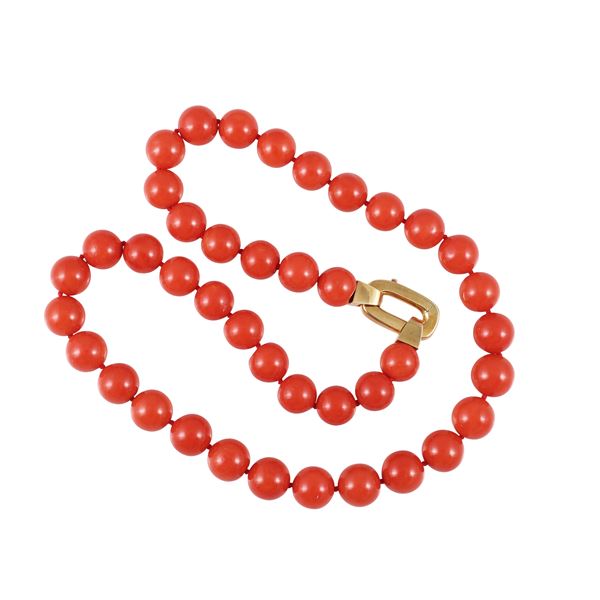 ~ A SINGLE STRAND OF CORAL WITH 18KT GOLD CLASP  - Auction IMPORTANT JEWELRY - Casa d'Aste International Art Sale