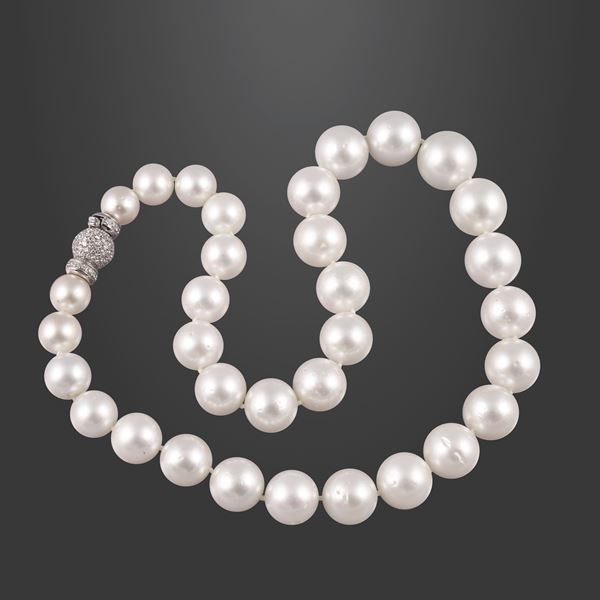 A SINGLE STRAND OF CULTURED PEARLS WITH 18KT GOLD AND DIAMONDS CLASP