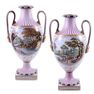 Coppia di anfore biansate in ceramica, con anse raccordate a mascheroni e paesaggi lacustri dipin...