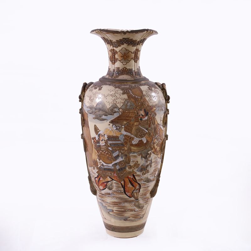 Satsuma giapponese, Vaso in porcellana con figure di samurai e motivi floreali (Periodo Meiji)