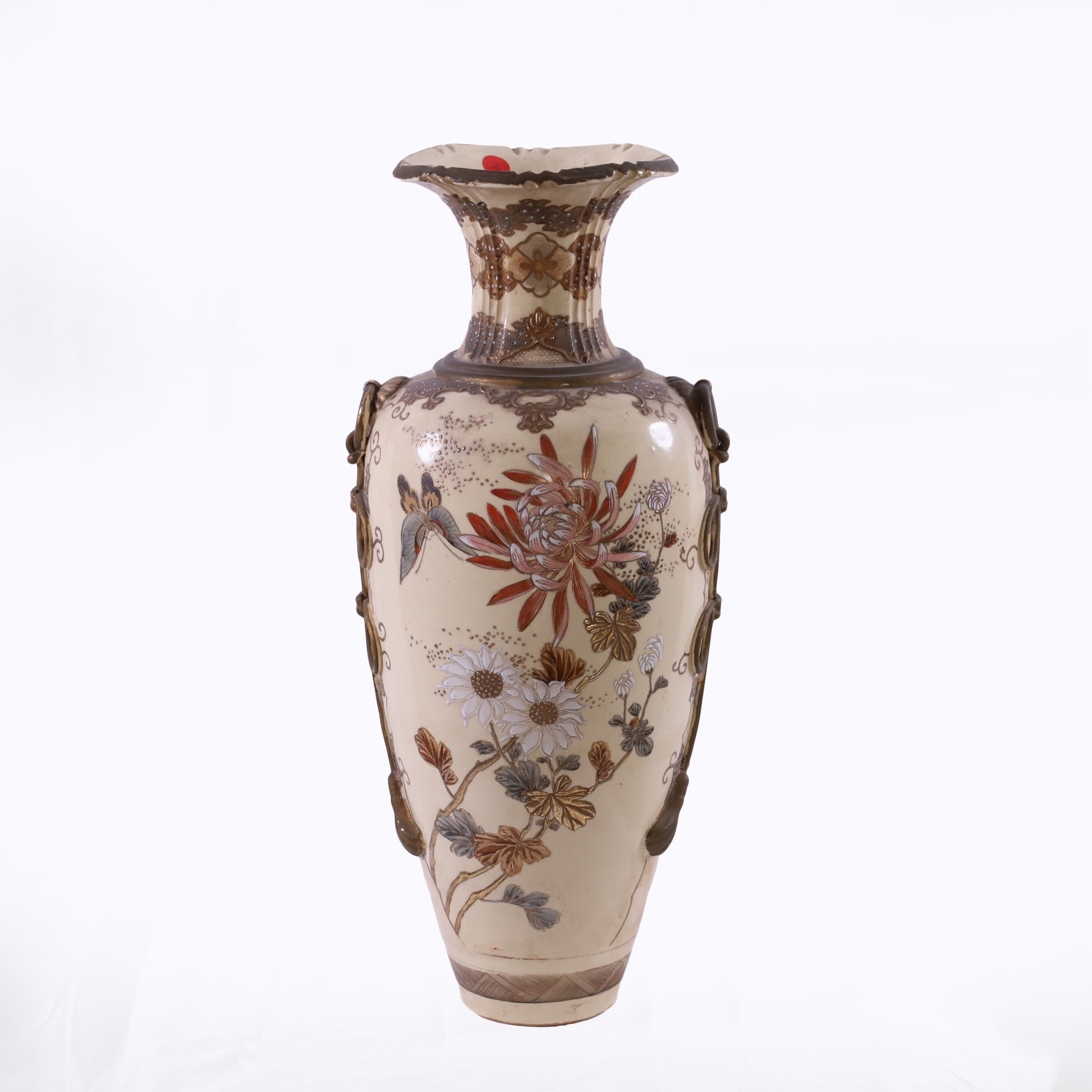 Satsuma giapponese, Vaso in porcellana con figure di samurai e motivi floreali (Periodo Meiji)