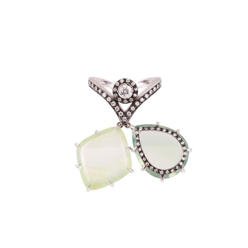 Anello in oro bianco e brunito 18Kt con brillanti e pendenti in peridoto