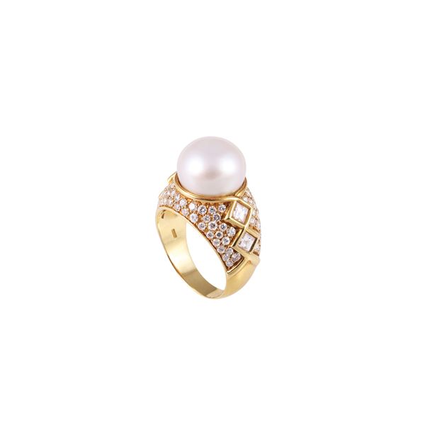 18KT GOLD RING WITH CULTURED PEARL AND DIAMONDS