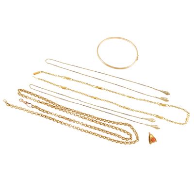 Bracciale e catene in oro con corallo, Composizione di quattro catene e bracciale rigido