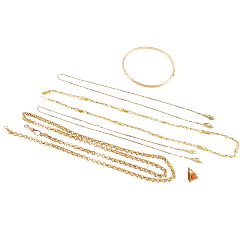 Bracciale e catene in oro con corallo, Composizione di quattro catene e bracciale rigido