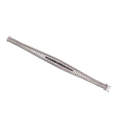 Bracciale a nastro in oro bianco con motivi geometrici e zaffiri