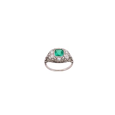 Anello in platino con ornamento a volute, smeraldo ottagonale e diamanti