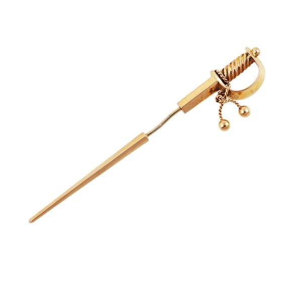 18KT GOLD SABRE-SHAPED BROOCH