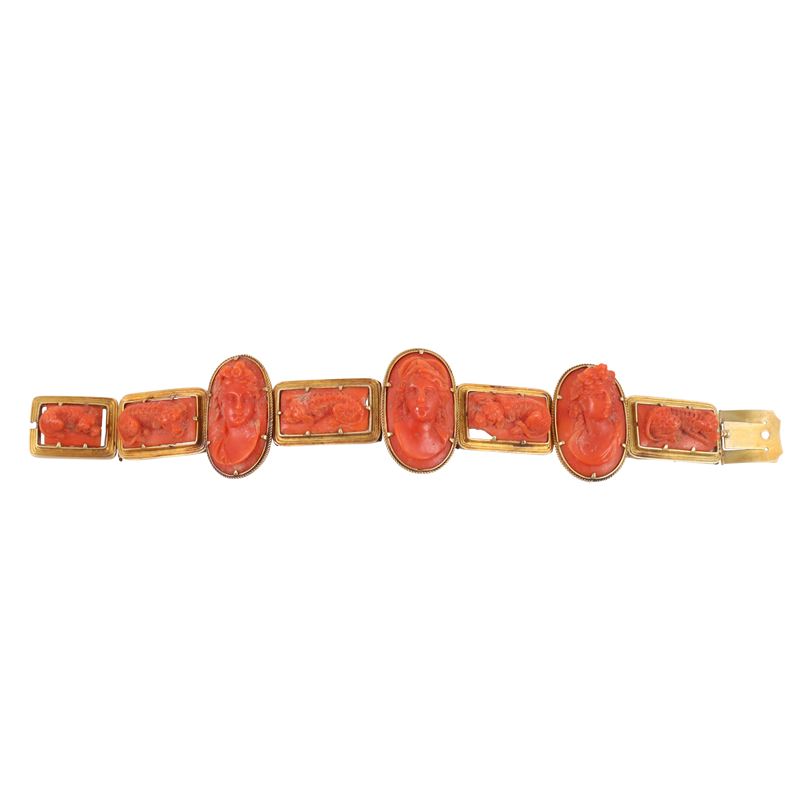 Bracciale in oro giallo con cammei in corallo