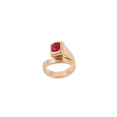 Anello in oro rosa a forma di chiodo con rubino