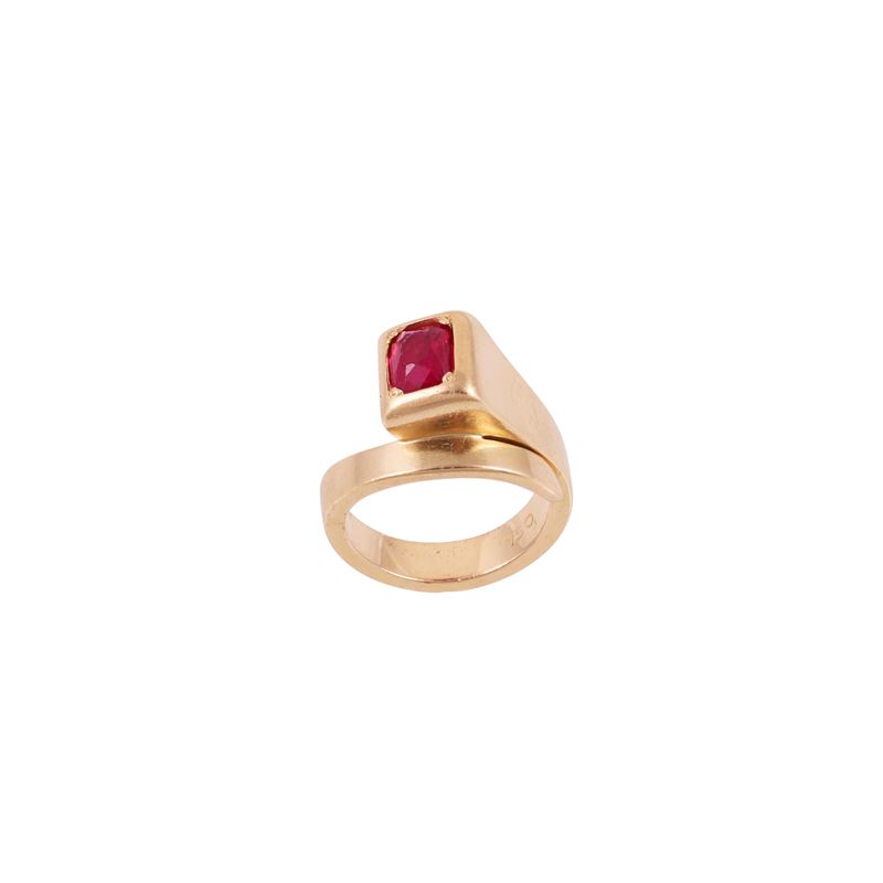 Anello in oro rosa a forma di chiodo con rubino