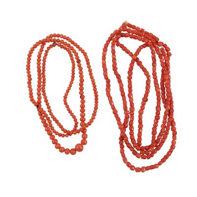 Due fili di corallo a barilotto e sferici, gr. 41,4