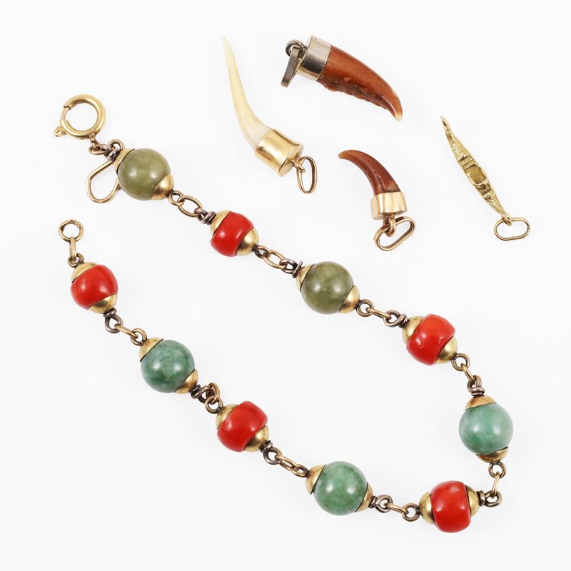 Bracciale con sfere di corallo e giadeite, pendenti in oro e argento