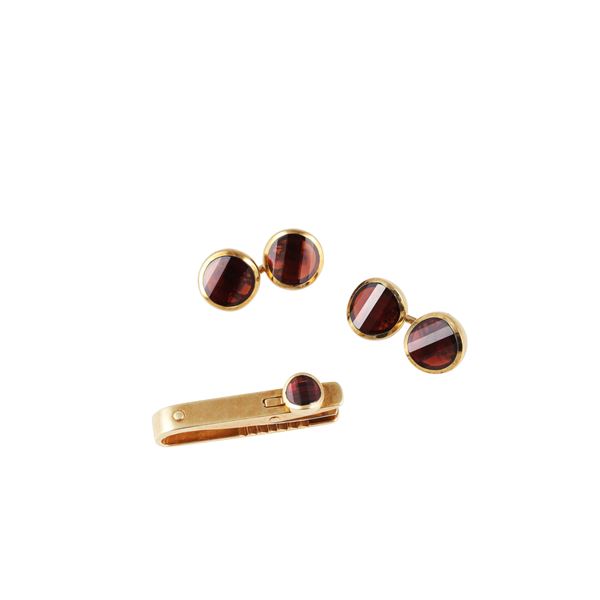 18KT GOLD LOT OF TIE BAR AND CUFFLINKS WITH GARNETS, BY POMELLATO