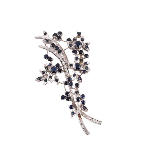18KT GOLD BROOCH WITH SAPPHIRES AND DIAMONDS