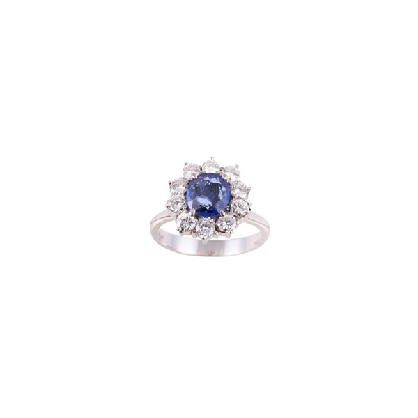 18KT GOLD RING WITH SAPPHIRE AND DIAMONDS