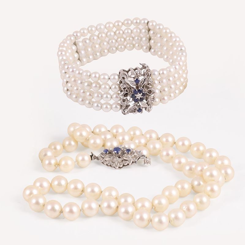 Collana e bracciale in perle coltivate con chiusure in oro bianco, zaffiri e brillante
