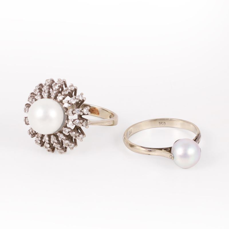 Due anelli in oro bianco con perle coltivate e diamanti