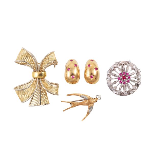 18KT GOLD LOT OF THREE BROOCHES AND PAIR OF CLIP EARRINGS WITH SYNTHETIC GEMSTONES