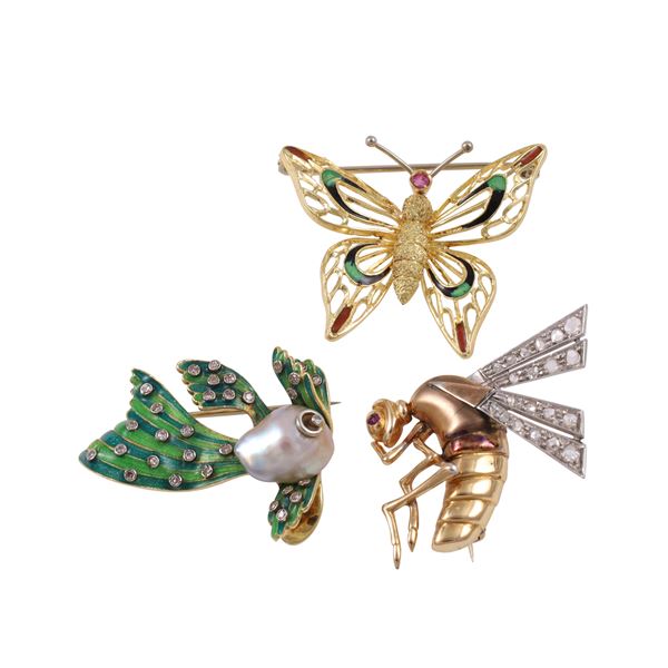 LOT OF THREE 18KT GOLD BROOCHES WITH DIAMONDS, ENAMEL AND BAROQUE CULTURED PEARL