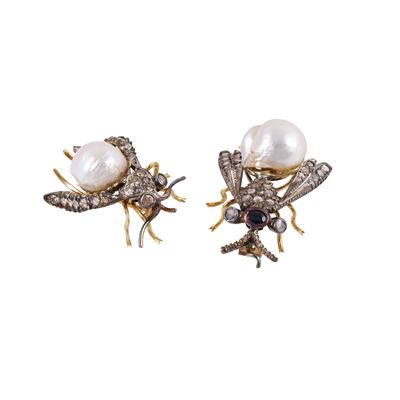Coppia di spille in argento e oro, raffiguranti mosche con diamanti e zaffiro