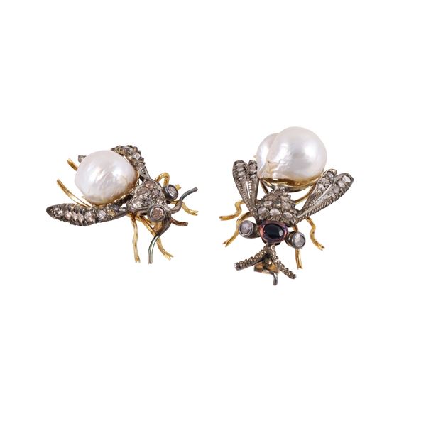 LOT OF TWO 18KT GOLD AND SILVER BROOCHES WITH ROSE-CUT DIAMONDS, SAPPHIRE AND CULTURED BAROQUE PEARLS