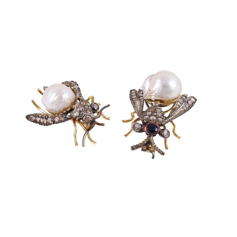 Coppia di spille in argento e oro, raffiguranti mosche con diamanti e zaffiro