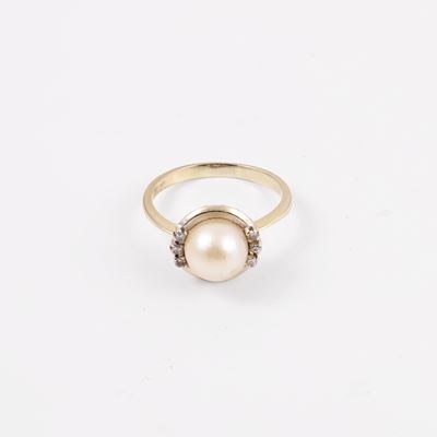 Anello in oro bianco con perla coltivata e diamanti