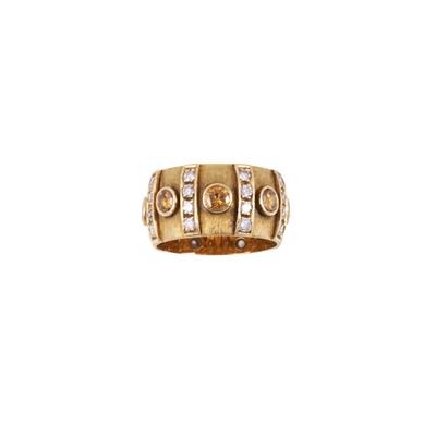 Anello in oro giallo cesellato ornato da brillanti incolori e gialli