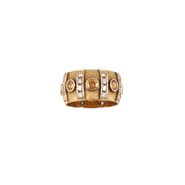 18KT GOLD RING WITH DIAMONDS