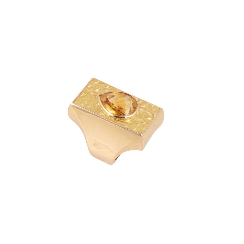 Anello in oro rosa e giallo con quarzo centrale