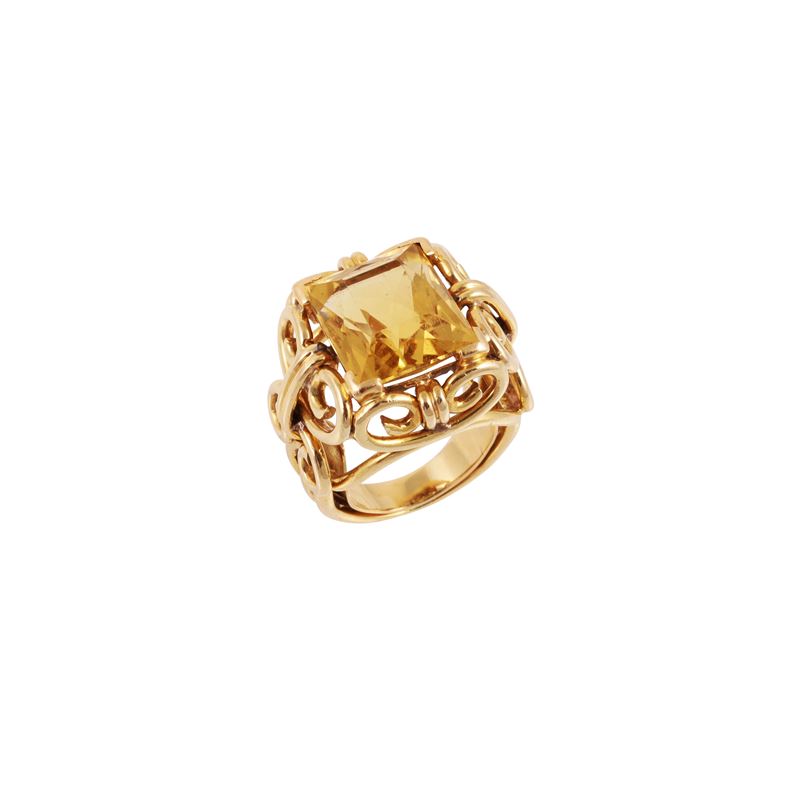 Anello in oro giallo con quarzo rettangolare