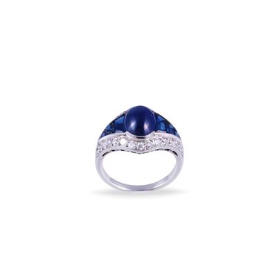 Anello in platino con zaffiro ovale cabochon e cornice di diamanti, Francia anni ’20