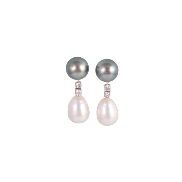 18KT GOLD EARRINGS SET WITH DIAMONDS AND CULTURED PEARLS