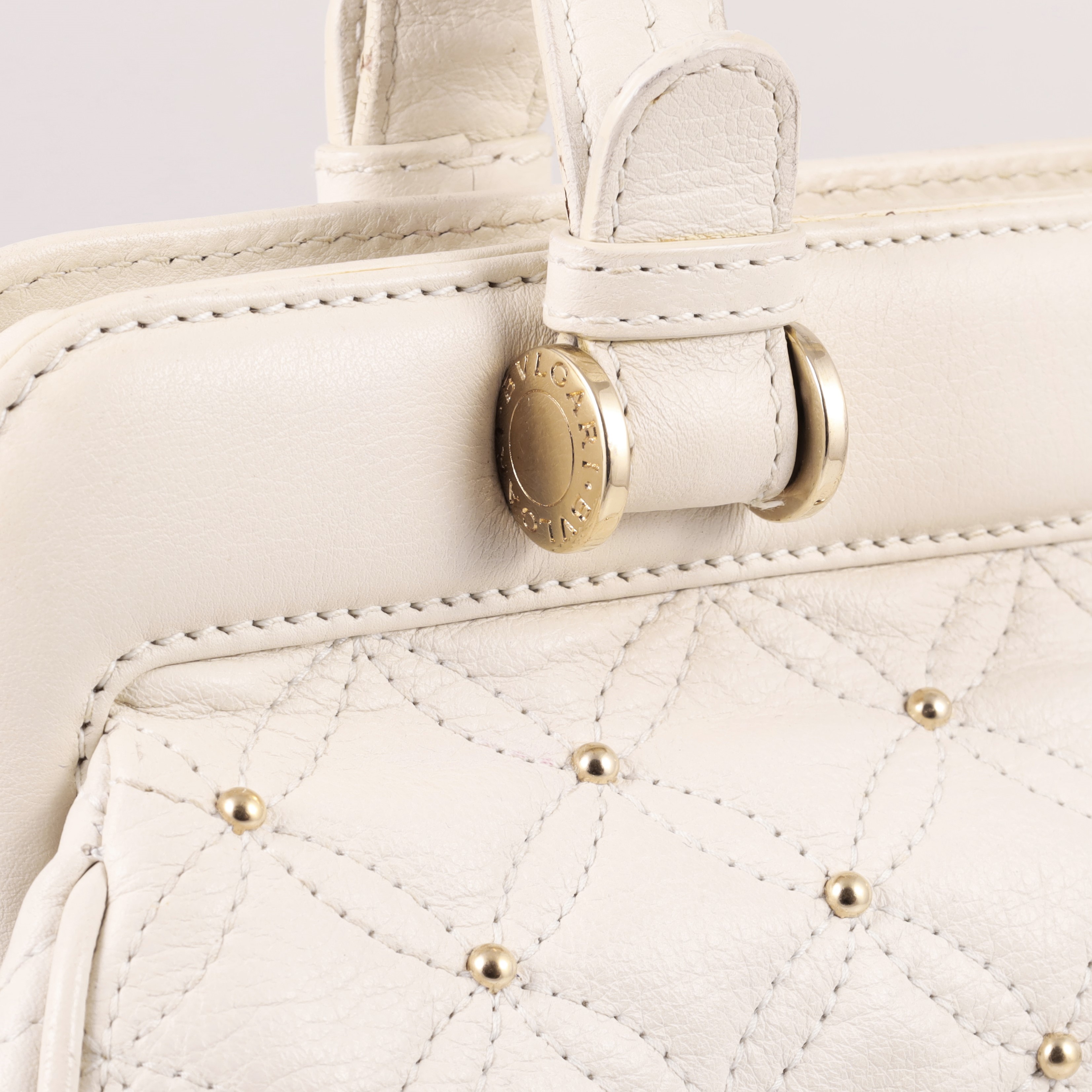 Bulgari, Borsa doppio manico in pelle bianca con borchie