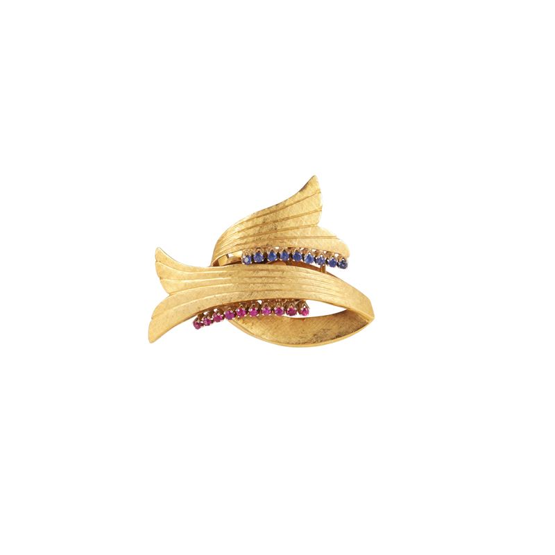 Anello in oro giallo stilizzato con zaffiri e rubini