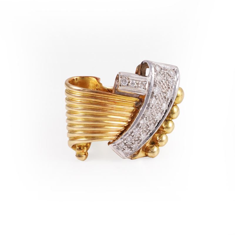 Anello in oro giallo e bianco con brillantezze