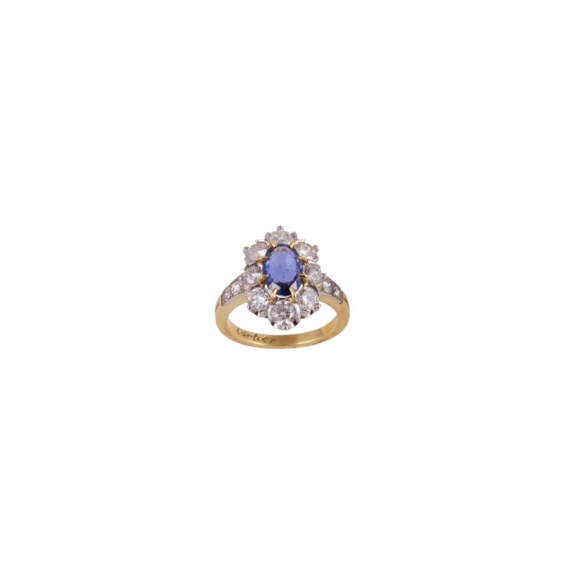 Anello in oro giallo e platino con zaffiro ovale e brillanti