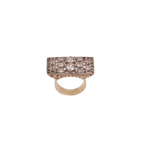 18KT GOLD AND PLATINUM RING WITH OLD EUROPEAN CUT DIAMONDS