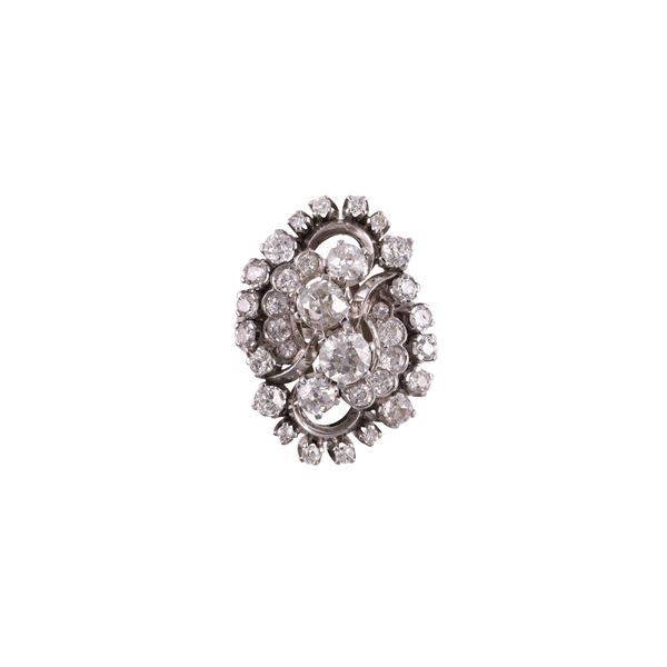 18KT GOLD RING WITH OLD EUROPEAN CUT DIAMONDS