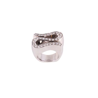 Anello in oro bianco con motivo sinuoso in brillanti