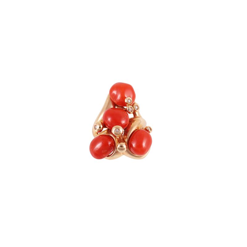 Anello in oro rosa con coralli ovali e diamanti, firmato DML
